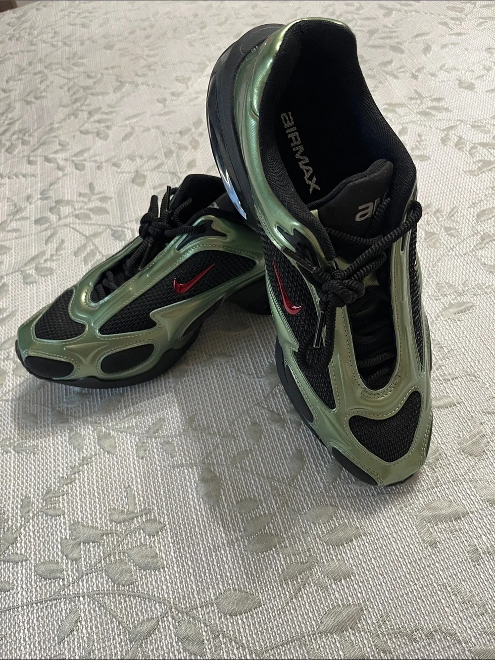 Like NEW Women's Nike Air Max Muse Athletic Shoes Black/Oil Green MSRP $170